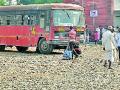 एसटीच्या चाकाने दगड उडून अनेक प्रवासी जखमी - Marathi News | The ST's wheel hit a stone and injured several passengers | Latest yavatmal News at Lokmat.com