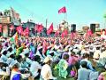 पेठ येथे विरोधकांचा रास्ता रोको - Marathi News | Stop the way of opponents at Peth | Latest nashik News at Lokmat.com
