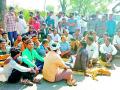 स्मशानभूमीसाठी संतापलेल्या गावकऱ्यांनी केला रास्ता रोको - Marathi News | The angry villagers blocked the road for the cemetery | Latest yavatmal News at Lokmat.com