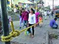 पादचाºयांसाठी सीताबर्डीत फूटपाथवर दोर बांधला - Marathi News | For pedestrians, cords on the footpath in citbird are built | Latest nagpur News at Lokmat.com