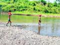 तस्करांनी पोखरले वर्धा नदीचे पात्र - Marathi News | Smugglers pondered Wardha river basin | Latest amravati News at Lokmat.com