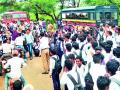 बसफेरीसाठी विद्यार्थ्यांचा रास्ता रोको - Marathi News | Stop the students' path for the bus | Latest bhandara News at Lokmat.com