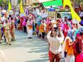 तप्त उन्हात आदिवासी विद्यार्थी जिल्हा कचेरीवर धडकले - Marathi News | In the hot sun tribal students went to the district collector | Latest chandrapur News at Lokmat.com
