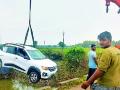 कार नाल्यात कोसळली, दोघे बचावले - Marathi News | The car crashed into a ditch, saving both of them | Latest gadchiroli News at Lokmat.com