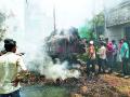 सिव्हिल लाईन्समध्ये ‘द बर्निंग ट्रॅक्टर’ - Marathi News | 'The Burning Tractor' in Civil Lines | Latest gondia News at Lokmat.com