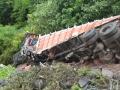 शंभर फूट खोल दरीत ट्रक कोसळला - Marathi News | The truck crashed into a hundred feet deep ravine | Latest nashik News at Lokmat.com