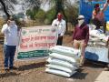 जामनेरला ६०० शेतकऱ्यांना थेट बांधावर खत - Marathi News | Fertilizer on Jamner directly to 600 farmers | Latest jalgaon News at Lokmat.com