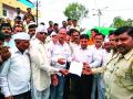 शेतकºयांचा रास्ता रोको - Marathi News | Stop the path of farmers | Latest nashik News at Lokmat.com