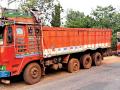 दोडामार्गात बेकायदेशीर वाहतूक रोखली - Marathi News | Dodama illegal traffic prevented | Latest sindhudurga News at Lokmat.com