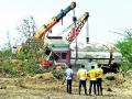 पाथरे शिवारात पेट्रोलचा टॅँकर उलटला - Marathi News | Petrol tanker in Paththa Shivar is over | Latest nashik News at Lokmat.com