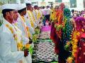 अंजी येथे १८ जोडपी विवाहबद्ध - Marathi News | Anuji married 18 couples here | Latest yavatmal News at Lokmat.com