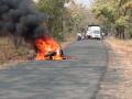 गोंदिया जिल्ह्यात धावत्या मोटरसायकलला लागली आग; जिवीतहानी नाही - Marathi News | Fire in Gondia district; No lien | Latest gondia News at Lokmat.com