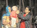 ढगाळ वातावरण आणि बोचणाऱ्या वाऱ्याने अंंगात हुडहुडी - Marathi News | Hooded in the courtyard with cloudy weather and the wind blowing | Latest kolhapur News at Lokmat.com