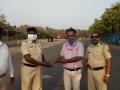 corona in kolhapur-कर्तव्यावरील पोलिसांना मोफत औषध वाटप - Marathi News | corona in kolhapur - Free drug allocation to duty police: doctor's social commitment | Latest kolhapur News at Lokmat.com