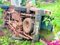 फिरत्या वैद्यकीय पथकाचे वाहन उलटले - Marathi News | The vehicle of the mobile medical team overturned | Latest bhandara News at Lokmat.com