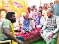 यमुनामायच्या वंशजांची मंत्र्यांनी घेतली भेट - Marathi News | Ministers of Yamunamai's descendants were taken by the ministers | Latest chandrapur News at Lokmat.com