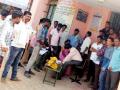 चिंचोली आरोग्य केंद्रात रुग्णांशी खेळ - Marathi News | Playing with patients at Chincholi Health Center | Latest chandrapur News at Lokmat.com