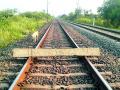 अज्ञातांनी रेल्वेमार्गावर ठेवले सिमेंट स्लीपर - Marathi News | Unidentified persons put cement sleepers on the railway tracks | Latest chandrapur News at Lokmat.com