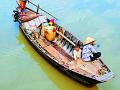 प्राणहिता नदीतून नावेने धोकादायक प्रवास - Marathi News | Dangerous journey through the river of Pranhita | Latest gadchiroli News at Lokmat.com