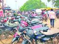 रस्त्याच्या बाजूला पुन्हा दुचाकी वाहनांची पार्किंग - Marathi News | Two-wheeler parking on the side of the road | Latest gadchiroli News at Lokmat.com