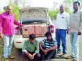 दारू वाहून नेणारी चारचाकी पकडली - Marathi News | The four-wheeler carrying liquor was caught | Latest gondia News at Lokmat.com