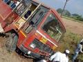 उमराळेनजीक पेठ-जळगाव बसला अपघात, प्रवासी बचावले - Marathi News |   Accident passenger rescues Peth-Jalgaon bus near Umrale | Latest nashik News at Lokmat.com