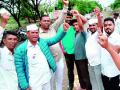 सक्तीच्या वसुलीविरोधात दात्याणेत निदर्शने - Marathi News | Demonstrations in protest against forced repayment | Latest nashik News at Lokmat.com