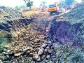 विहीर खोदकामासाठी जेसीबीचा वापर - Marathi News | Use of JCB for well digging | Latest yavatmal News at Lokmat.com