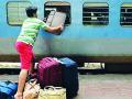 रेल्वेत जास्तीचे सामान न्याल तर भरावा लागेल दंड - Marathi News | If you take extra luggage on the train, you will have to pay a fine | Latest vardha News at Lokmat.com
