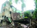 तीन मजली इमारत कोसळली - Marathi News |  Three-storey building collapsed | Latest nashik News at Lokmat.com