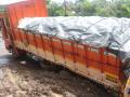 रस्त्यावरील खड्ड्यात रुतून बसला वाळूचा ट्रक - Marathi News | Sandy truck rammed into the pothole | Latest kolhapur News at Lokmat.com