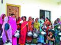 ठाणगावला पदाधिकाऱ्यांना कोंडले पाटोदा : पाणीटंचाईने त्रस्त असलेल्या ग्रामस्थांचा सरपंच, ग्रामसेवकावर रोष - Marathi News | Kondale Patoda in Thangaon office: Sarpanch of villagers suffering from water scarcity, anger at village Sewak | Latest nashik News at Lokmat.com