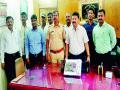 एटीएम कार्ड बदलून पैसे चोरणारा गजाआड पंचवटी पोलीस : सोन्याच्या दागिन्यांसह रोकड जप्त - Marathi News | Panchavati Police: With cash of gold jewelery seized cash | Latest nashik News at Lokmat.com