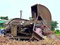 मळणी यंत्रात अडकून शेतमजुराचा मृत्यू - Marathi News | Farmer dies after getting stuck in threshing machine | Latest buldhana News at Lokmat.com