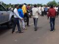 गडचिरोलीत प्रवेशबंदी केल्याने सीमावर्ती शेतकऱ्यांचा चक्काजाम - Marathi News | Agitation of border farmers due to entry ban in Gadchiroli | Latest chandrapur News at Lokmat.com