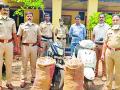 पोलिसांच्या धाडीत पावणेदोन लाखांची दारू जप्त - Marathi News | Police seize liquor worth Rs 1 lakh 75 thousand | Latest chandrapur News at Lokmat.com