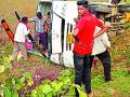 गुजगव्हान गावाजवळ ट्रॅव्हल्स बस उलटली - Marathi News | Travels bus got off near Gujgavana village | Latest chandrapur News at Lokmat.com