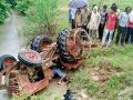 ट्रॅक्टर उलटला, चालकाचा मृत्यू - Marathi News | The driver's death, on the opposite side of the tractor | Latest chandrapur News at Lokmat.com