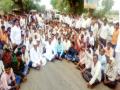 प्रकाशा बुराई संघर्ष समितीतर्फे धावड्यात रास्ता रोको - Marathi News | Stop the way in the light of the lightning struggle committee | Latest dhule News at Lokmat.com