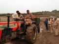 गोदापात्रात वाळू तस्करी करणारे तीन ट्रॅक्टर जप्त - Marathi News |  Three tractors of sand smuggling seized | Latest jalana News at Lokmat.com