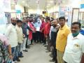 शेतकरी कर्ज विलंबाबाबत बँक अधिकाऱ्यांना शिवसेनेचे निवेदन - Marathi News | Shiv Sena's statement to bank officials regarding farmers' loan delay | Latest nashik News at Lokmat.com