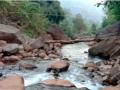 मालीआंबापाडा ग्रामस्थांची बांबूच्या पुलावरून कसरत - Marathi News | Maliambapada villagers exercise on a bamboo bridge | Latest nandurbar News at Lokmat.com
