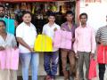 व्यावसायिकाकडून ग्राहकांना कापडी पिशव्यांचे वाटप - Marathi News | Distribution of cloth bags from the business to the customer | Latest nandurbar News at Lokmat.com