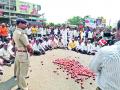 निफाडला शेतकऱ्यांचा रास्ता रोको - Marathi News |  Stop the way to farmers in Nifad | Latest nashik News at Lokmat.com