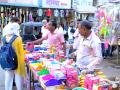 परभणी : रंगोत्सवासाठी बाजारपेठ फुलली - Marathi News | Parbhani: The market for color festivals blossomed | Latest parabhani News at Lokmat.com