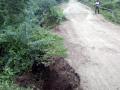 परभणी: खळी पुलाजवळ रस्त्याचा भराव खचला - Marathi News | Parbhani: The road was dug near the open bridge | Latest parabhani News at Lokmat.com