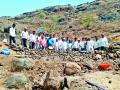 वॉटर कप स्पर्धेचा प्रारंभ चांदवड : श्रमदानाने राजदेरवाडीला दगडी बांध - Marathi News | Water Cup Competition started Chandwad: Shamadanane rajderwadi stone wall | Latest nashik News at Lokmat.com