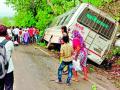 उमरखेडच्या खासगी बसला आर्णीजवळ अपघात - Marathi News | Umkhed private bus accident near Arni | Latest yavatmal News at Lokmat.com