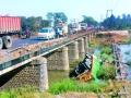 दुचाकीला धडक देऊन नदीत ट्रक कोसळला; नागपूर जिल्ह्यातील घटना - Marathi News | Truck collapses in river; Events in Nagpur district | Latest nagpur News at Lokmat.com