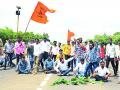 मराठा युवकांनी रोखला राष्ट्रीय महामार्ग - Marathi News | Maratha youths block National Highway | Latest amravati News at Lokmat.com